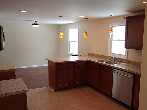 4th image of 33 Joann Dr