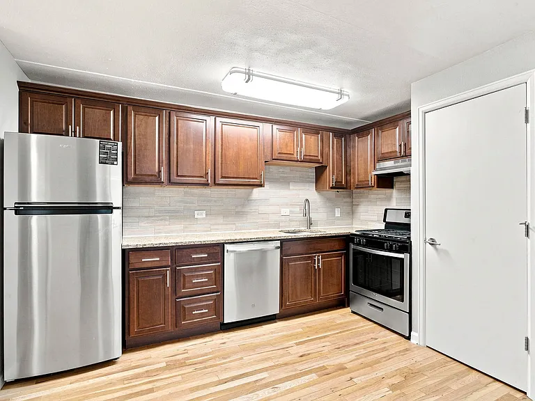Logan Terrace — Photo 14