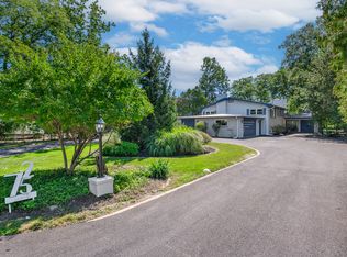 725 Becker Rd, Glenview, IL 60025