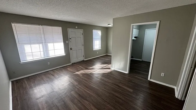 2 bed, 1.0 bath, 815 sqft, $895 — Photo 2