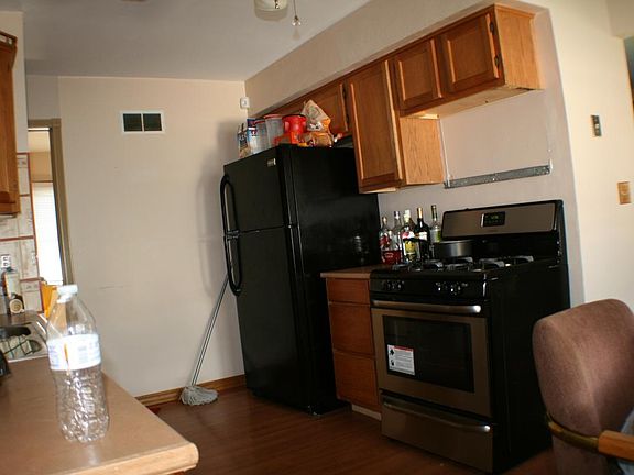 Kitchen with Stove/Refrigerator