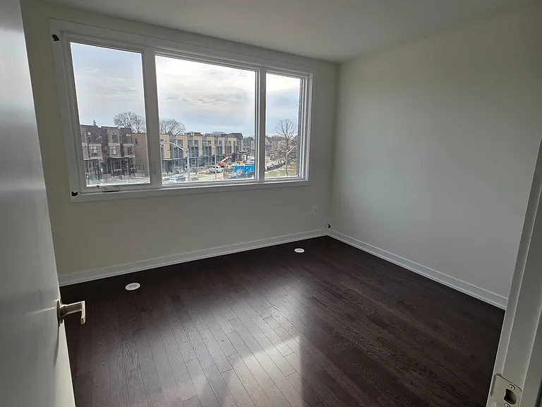 28 Green Gardens Blvd — Photo 17