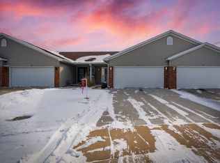 47 Oak Park Rd, Bloomington, IL 61701