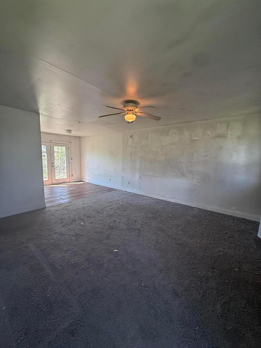 Listing photo 2 for 3595 Clearwater Dr