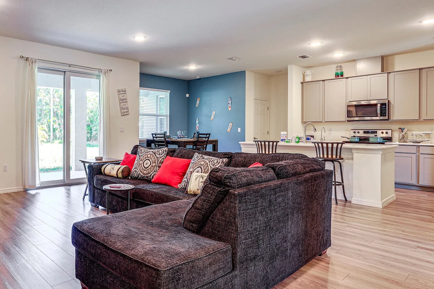 4 bed, 2.0 bath, 2551 sqft, $5,281 — Photo 4