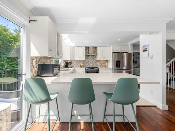 230 W 16th St #4, North Vancouver, BC V7M 1T6