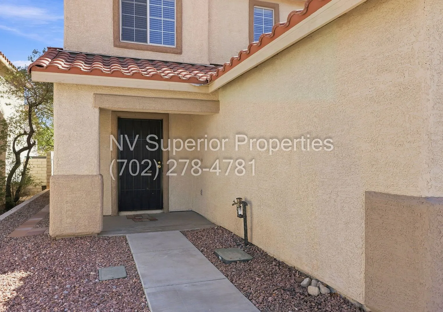 NW 4 Bedrooms 2.5 bathrooms New carpet Upstairs!! All tile Down stairs Covered Patio in back Yard — Photo 3