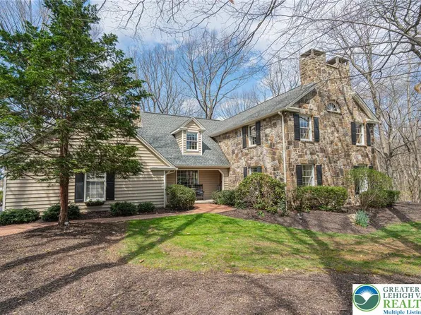6145 Woodledge Dr, Orefield, PA 18069