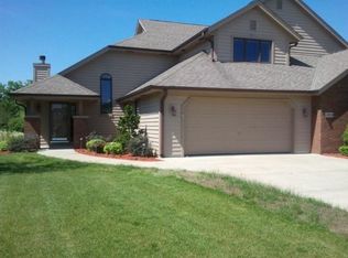 3219 S Ridge Crest Ct, New Berlin, WI 53151