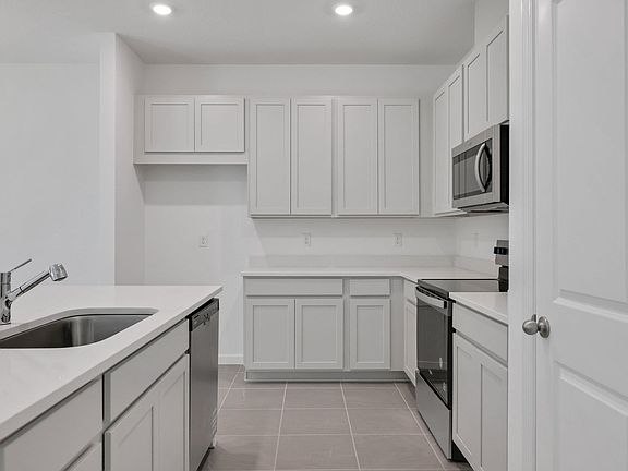 4th image of 2986 Supermarine Rd