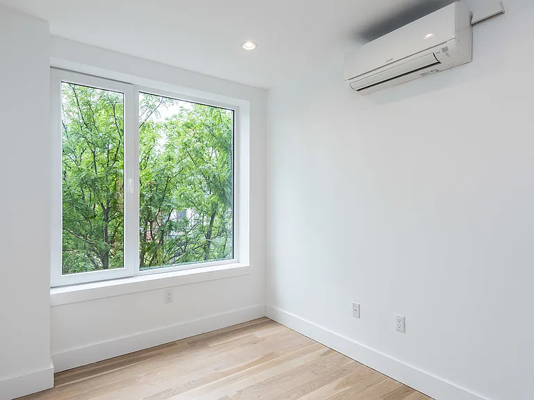 4 N Henry #3B — Photo 11