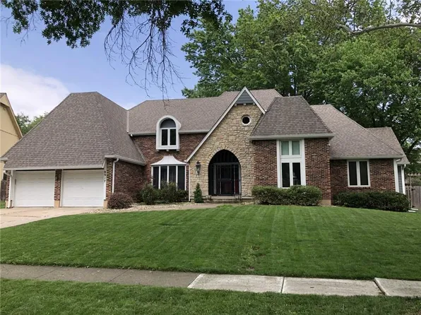 8917 Cedar Ln, Prairie Village, KS 66207