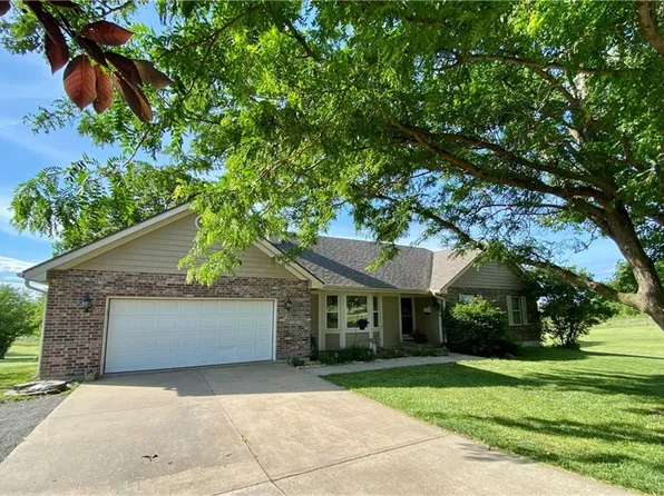 18681 152nd St, Basehor, KS 66007