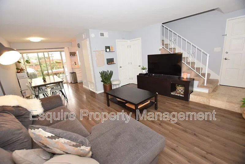 3 bed, 1.5 bath, 1238 sqft, $2,995 — Photo 3