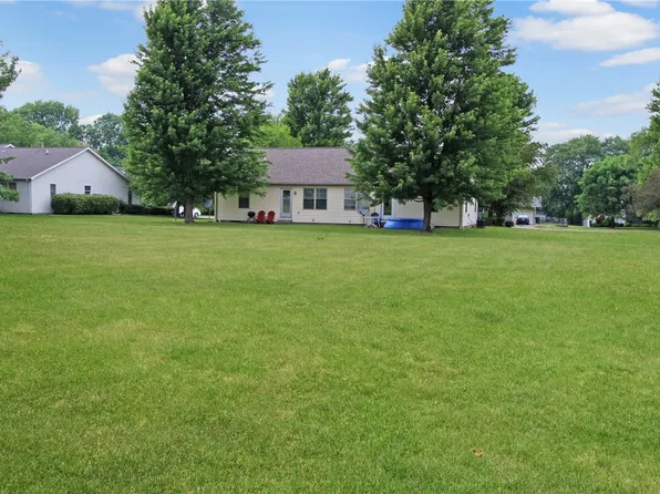 55 Tippecanoe Dr, Charleston, IL 61920