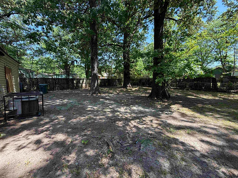 1300 Robin Hood Ln — Photo 2