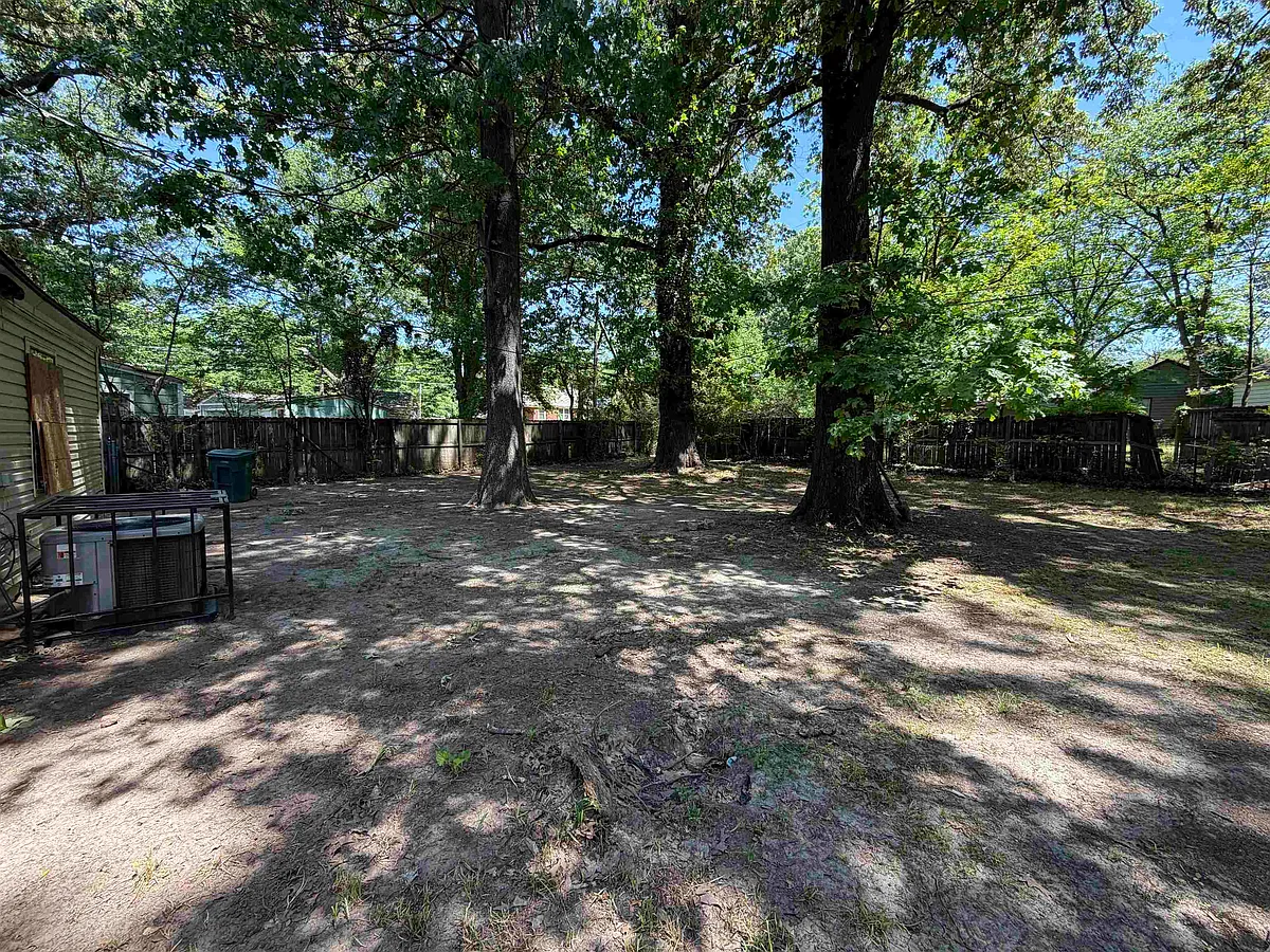 Building Photo - 1300 Robin Hood Ln