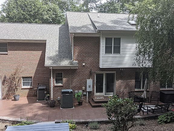 3rd image of 127 Hillside Ln