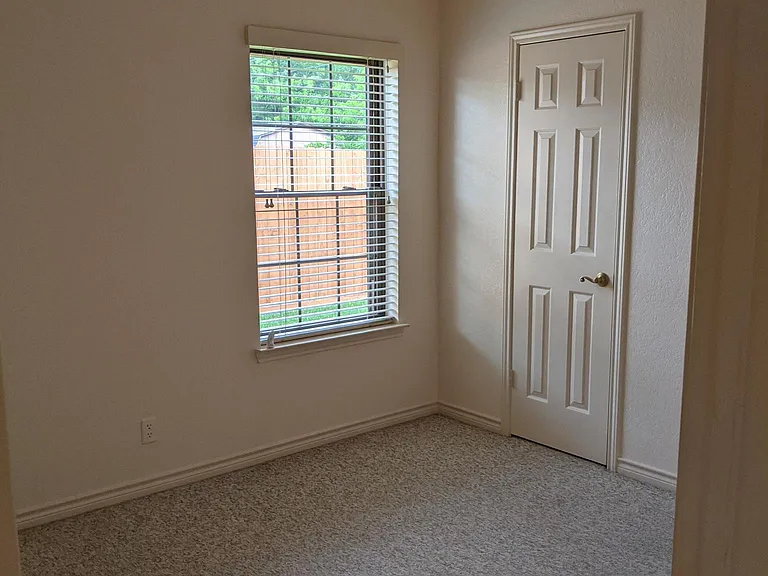 1301 Stratford Dr — Photo 10