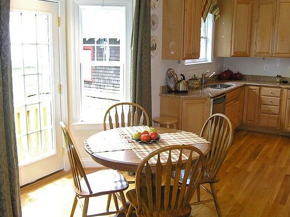 Breakfast Room w/ bay windwo