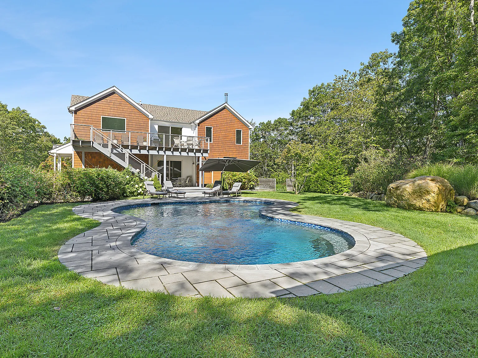 Hilltop Summer Paradise — Photo 1