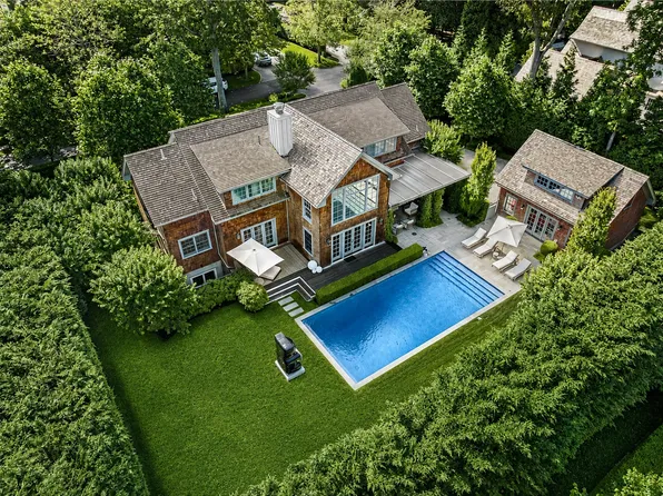 https://photos.zillowstatic.com/fp/eab6ac38ba016354ec755ee6ee9fa6da-p_e.webp
