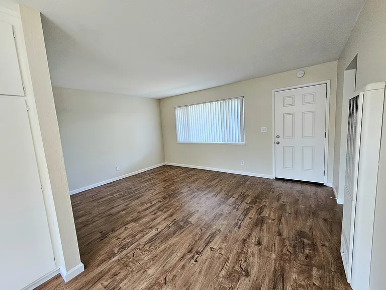 527 Walker Dr — Photo 5