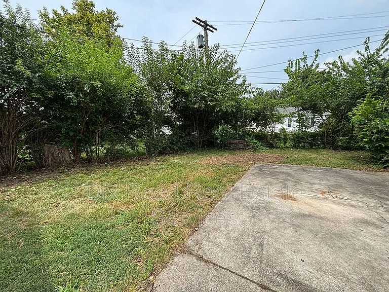 2827 Oxford Ave — Photo 5