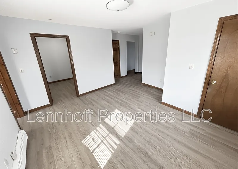 4 bed, 1.0 bath, $2,500 — Photo 4