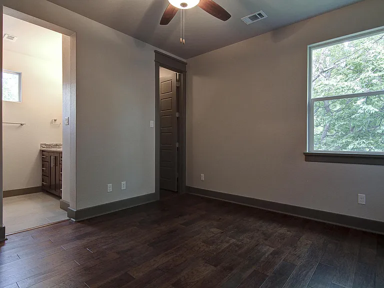 923 E 37th St — Photo 30