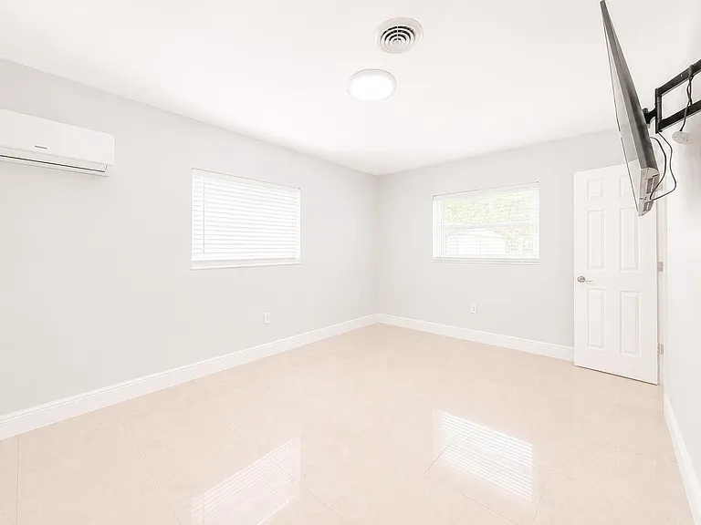 1200 NW 76th Ave — Photo 9