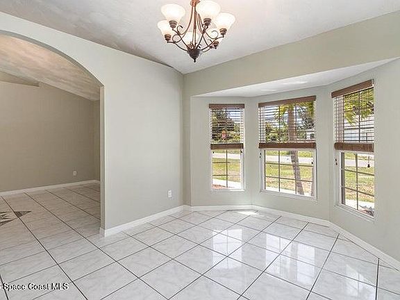 4th image of 2595 3rd Ave NE