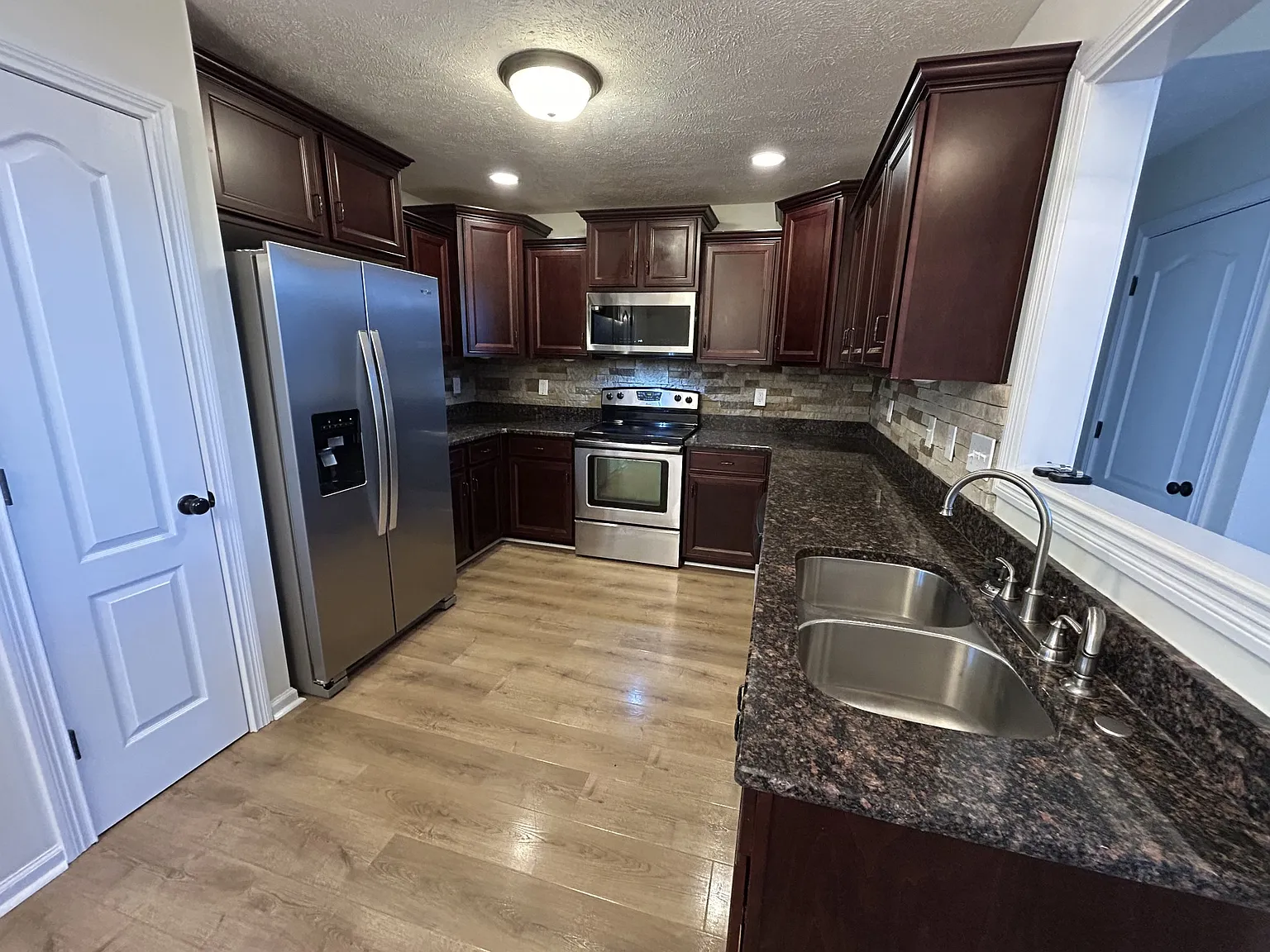 3 bed, 1925 sqft, $2,400 — Photo 4