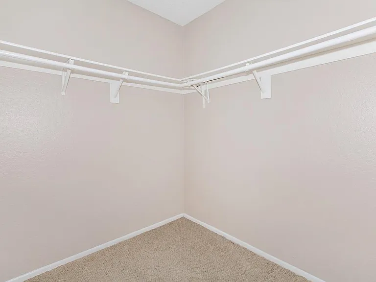 Carlyle Square Apartment Homes — Photo 38
