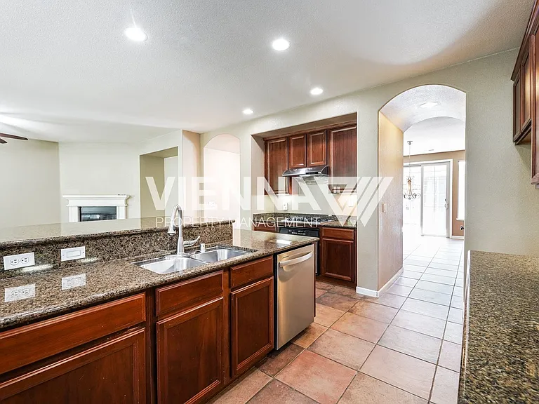 1014 Waterford Dr — Photo 7