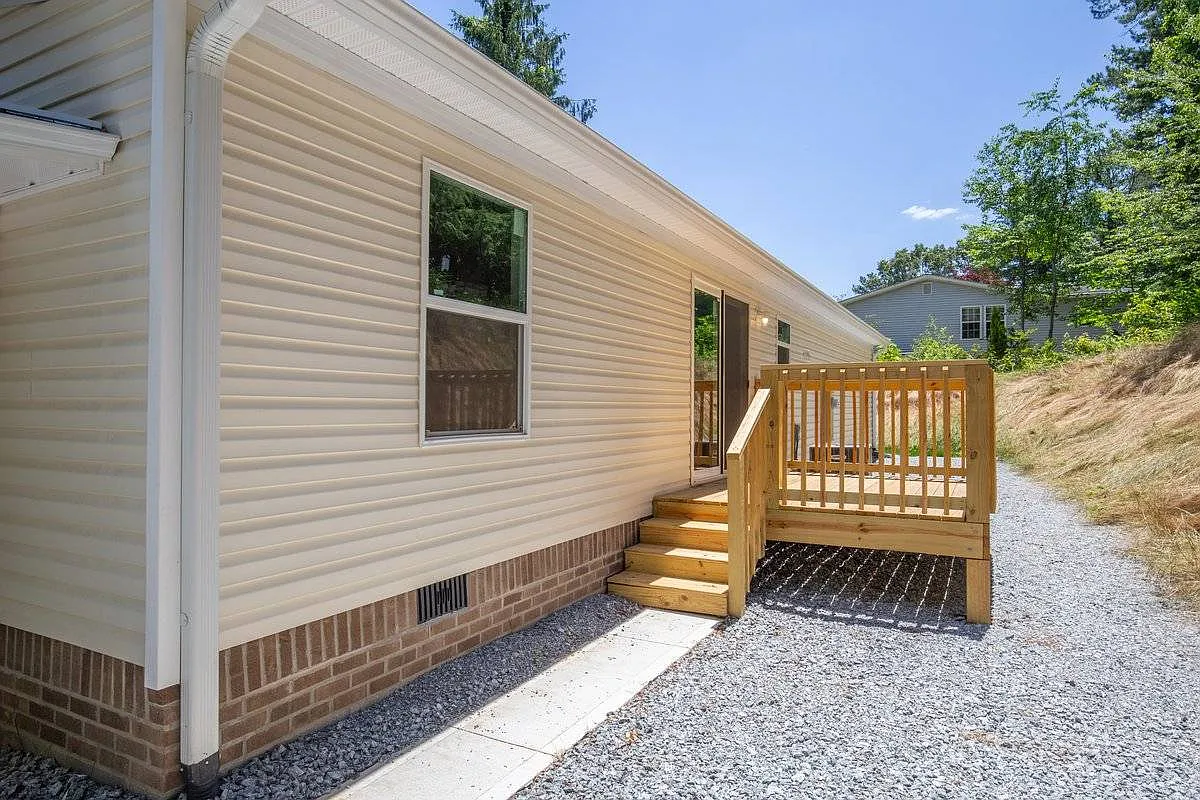 3 bed, 2.0 bath, 1512 sqft, $2,199 — Photo 3