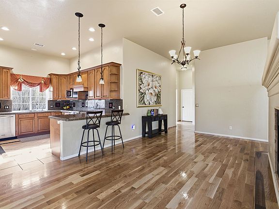4th image of 1825 Venetian Dr