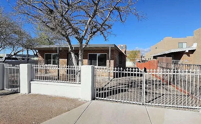 215 E Elm St — Photo 1