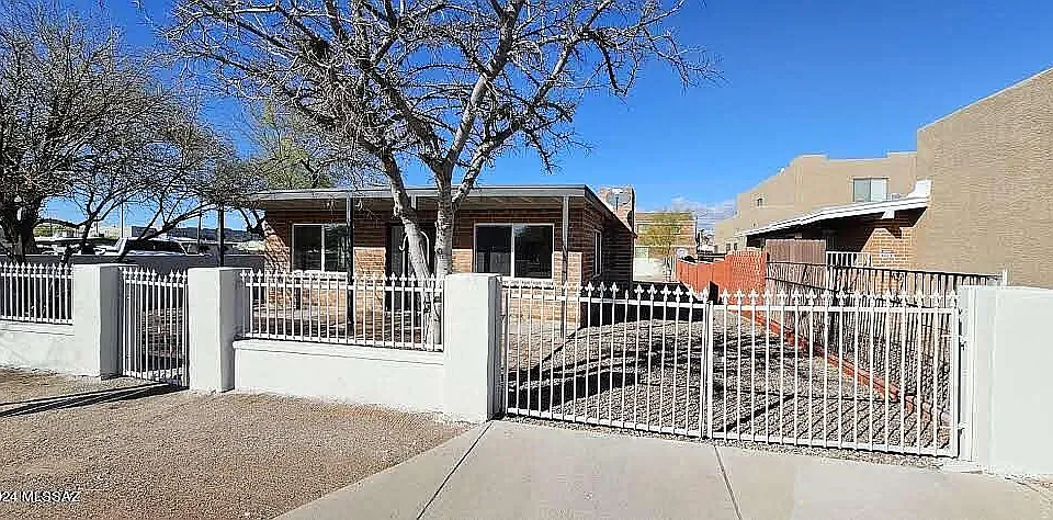 215 E Elm St
