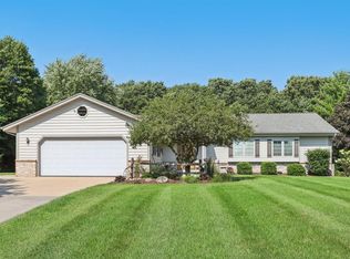 985 Elmwood Way Ct, Hubertus, WI 53033