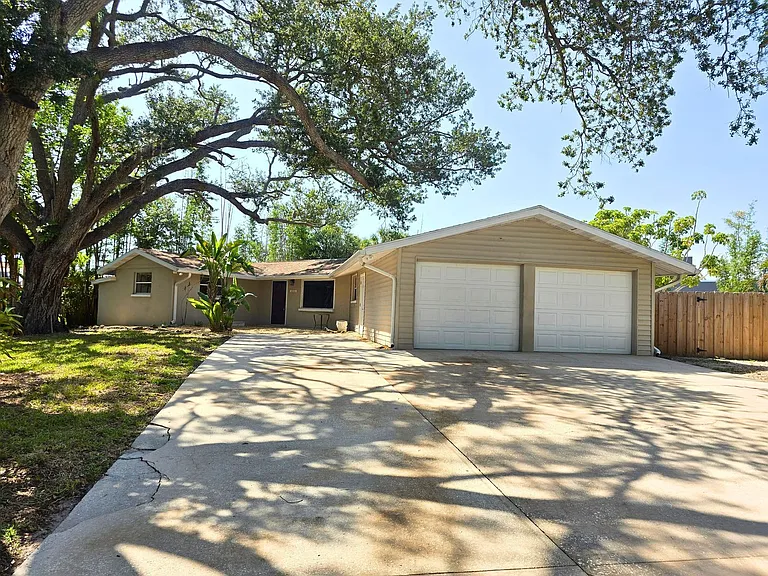 2101 Alvarado Ln — Photo 1