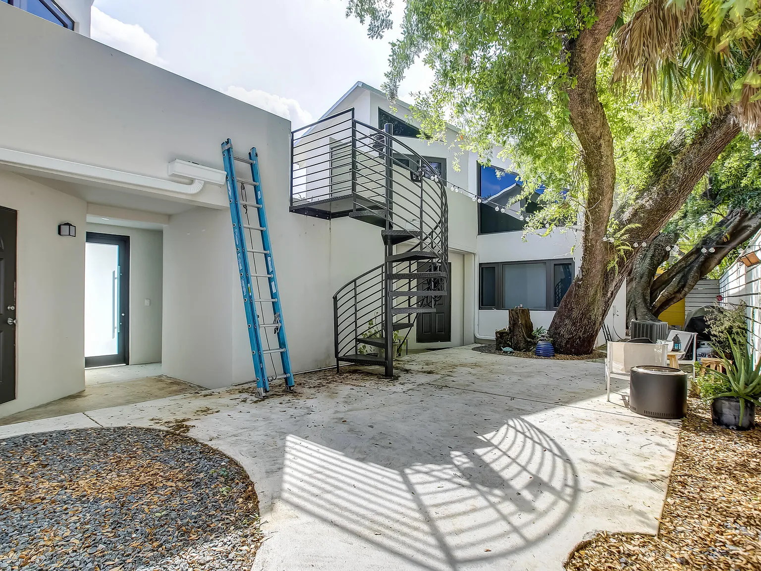 2 bed, 1.0 bath, 744 sqft, $2,450 — Photo 3