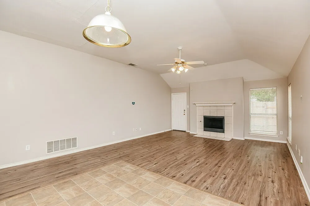 3 bed, 2.0 bath, 1956 sqft, $2,135 — Photo 4