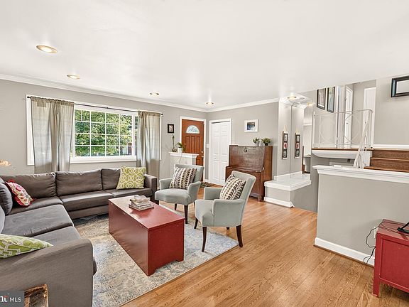 5th image of 10202 Leslie St