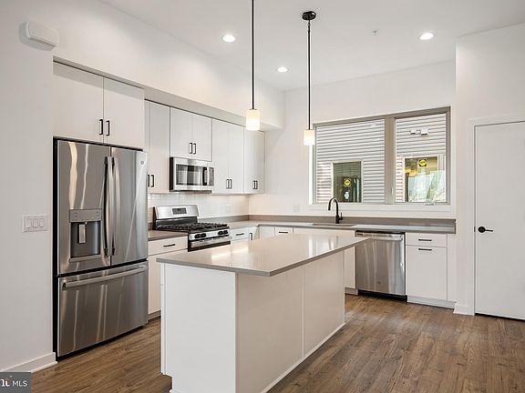 5th image of 3211 Evergreen Ave Unit 32