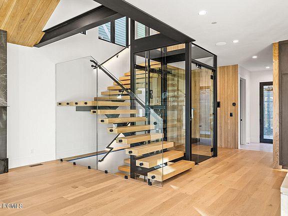 4th image of 455 Woodside Ave