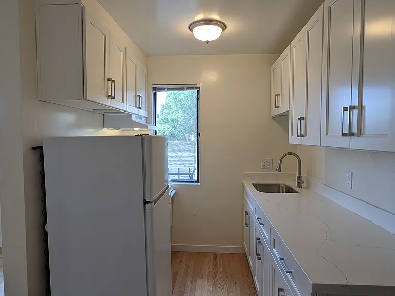 2541-2569 Le Conte Ave — Photo 29
