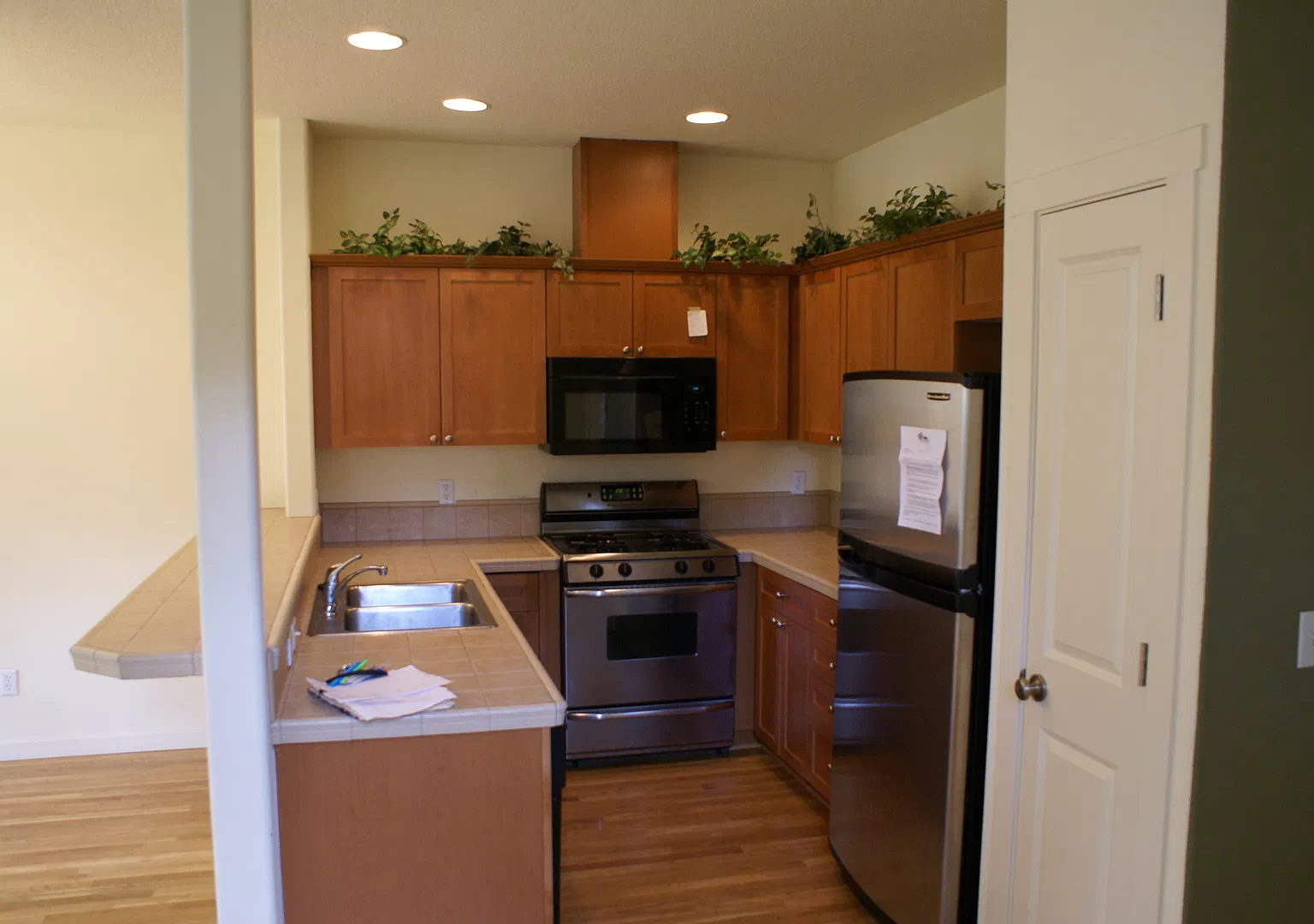 Chic and Modern 3 Bedroom Townhouse- Steps from Irving Park! — Photo 4
