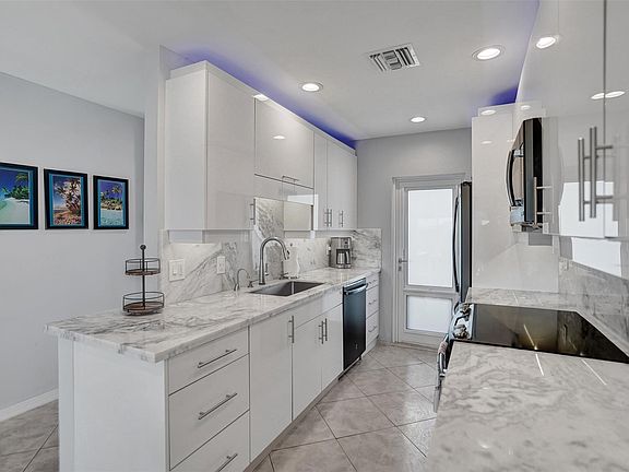 5th image of 105 NE 19th Avenue #452