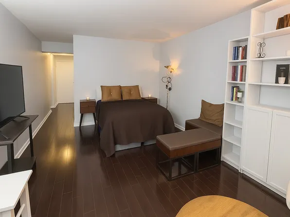 245 East 35th Street 9J image 2 of 10